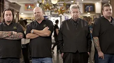 Quatre figurines dans le vent