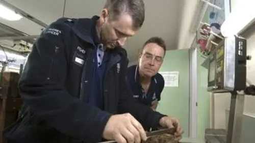 Pêche en eaux troubles S01E02 Les risques du métier