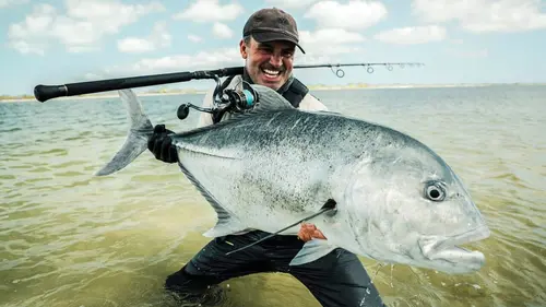 Pêche XXL Encerclé par les requins