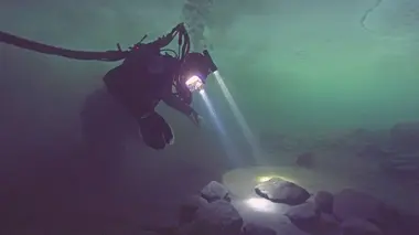 Pêcheurs d'or : sous la glace S03E04 L'adieu au champagne