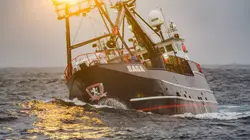 Péril en haute mer Le secours du bateau suiveur