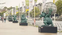 Philippe Geluck promène son chat