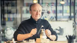 Philippe Geluck promène son chat