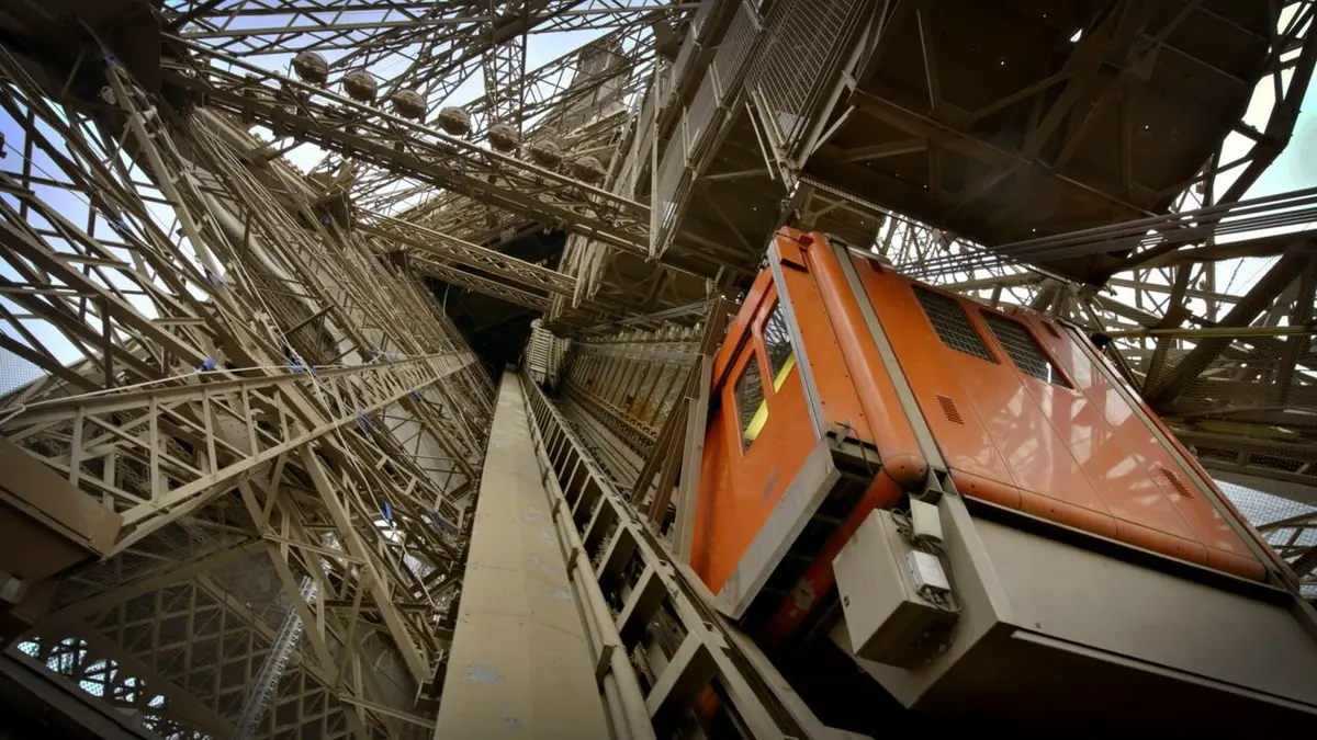 Plus vite ! L'ascenseur