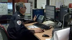 Visuel de Police, ne quittez pas !