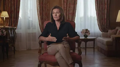 Premières dames, neuf femmes aux marches du palais