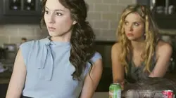 Pretty Little Liars S02E25 Bas les masques ! en streaming