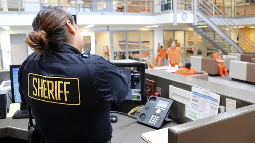 Prison Girls S02E02 Gardien en danger