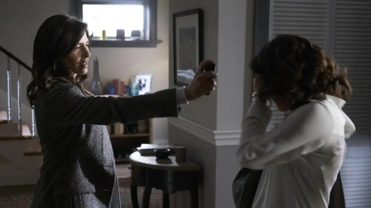 Private Eyes S02E02 Yin et yang