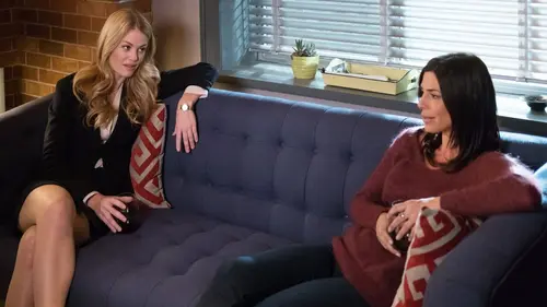 Private Eyes S02E11 Longue vie au roi !