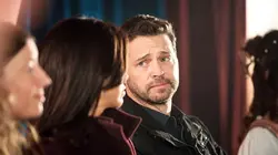 Private Eyes  S02E11 Longue vie au roi !