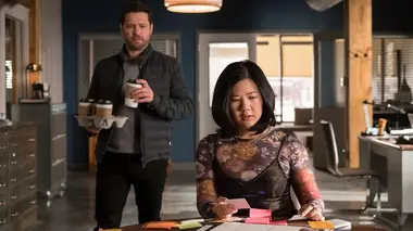 Private Eyes S02E08 Six pieds sous le mystère
