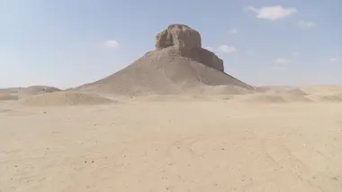 Pyramide noire : la mégastructure enfouie