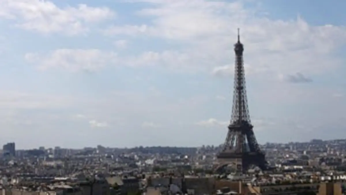 Quand la tour Eiffel se dévoile