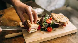 Quand le burger se met à table