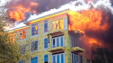 Explosion extrême, feu d'artifice effroyable, saut sous tension