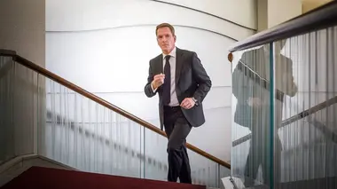 Quartier des banques S02E03 A la poursuite du diamant rouge