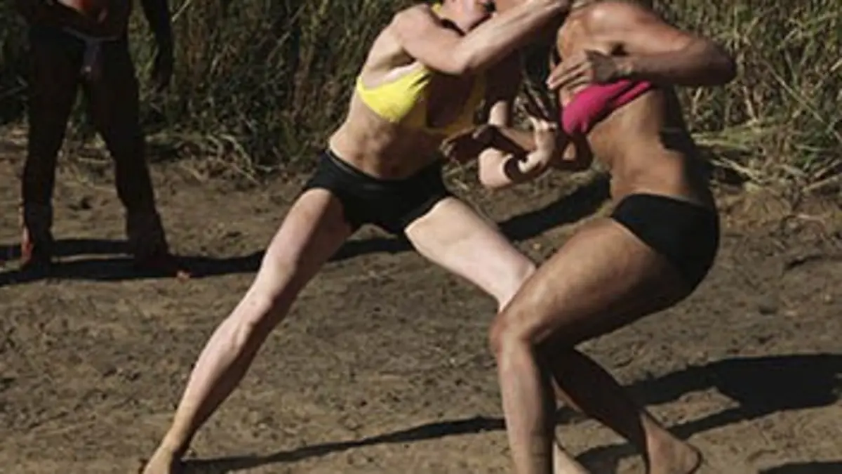 La dernière debout E02 Brésil : course de tronc d'arbres