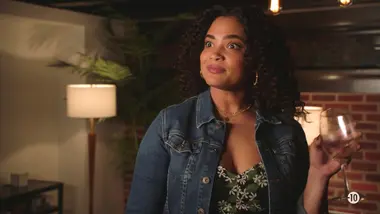 9-1-1 : S6 E17 - Il y a de l'amour dans l'air