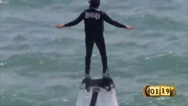 Abdel Alaoui chevauche le flyboard, avec les conseils de Megagaf