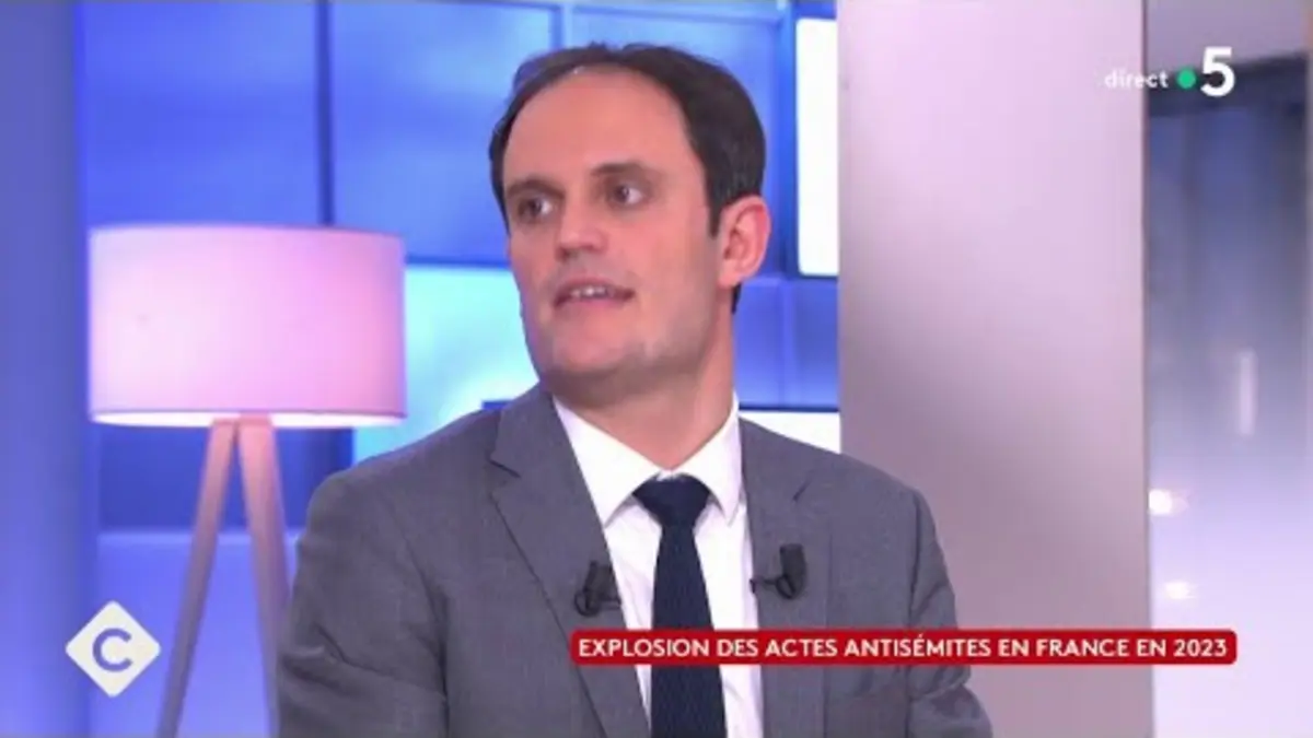 replay de Actes antisémites : + 1000% depuis le 7 octobre - C à Vous - 25/01/2024