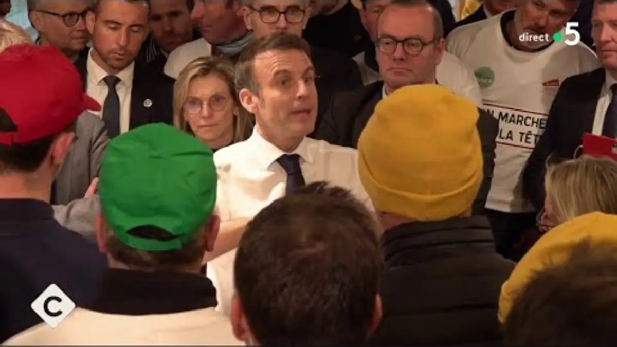 replay de Agriculteurs : Macron veut des prix planchers - L’Édito - C à vous - 26/02/2024