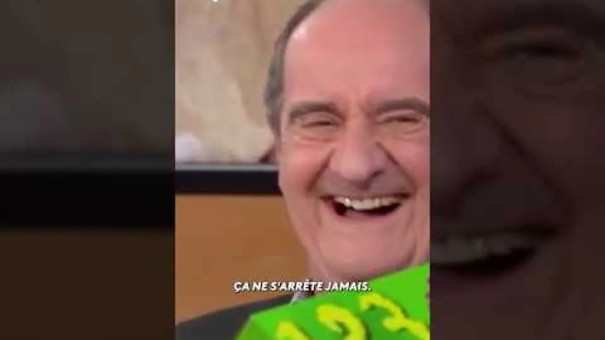 replay de Alain Chabat ouvre ses cadeaux de Noël - C à Vous