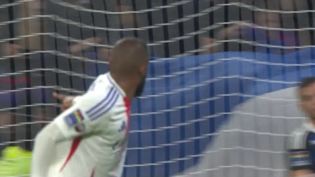replay de Alexandre Lacazette termine victorieusement une magnifique action collective lyonnaise !
