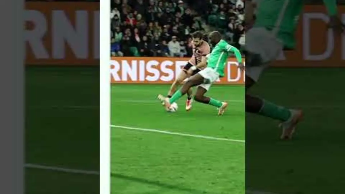 replay de ??? All eyes are on Kvara ! #Ligue1McDonalds #Goal #PSG #ParisSaintGermain #Kvaratskhelia