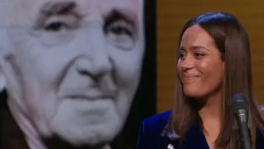 Amel Bent rend hommage à Charles Aznavour