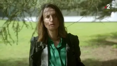 Andréa face à Jean Dujardin toujours dans son personnage