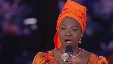 Angélique Kidjo chante "Imagine" de John Lennon