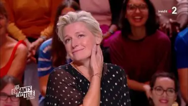 Anne-Elisabeth Lemoine adore déguster le vin dans C à Vous