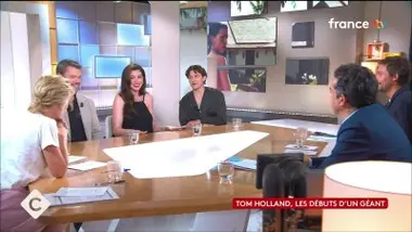 Anne Hathaway en larmes devant des images du film "The Impossible".