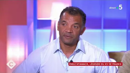 replay de Arbitre : profession en danger - Émile Ntamack - C à Vous - 09/10/2023