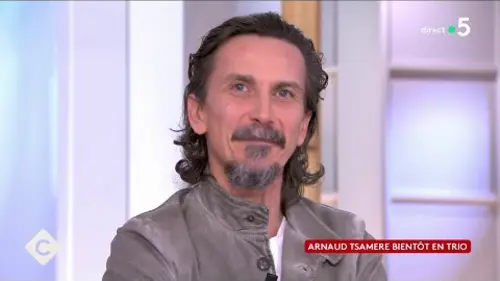 replay de Arnaud Tsamere prend son pied en alexandrins !  - C à Vous - 04/11/2024