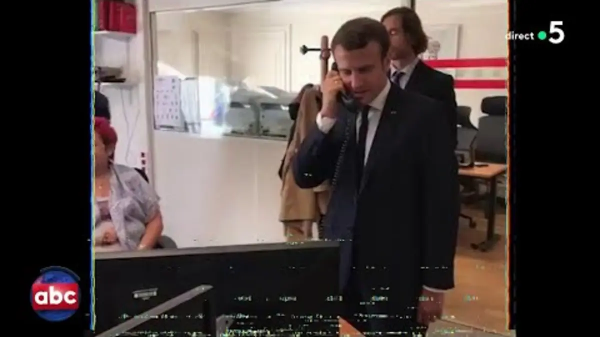 replay de Avec Emmanuel Macron, c’est le retour du célèbre jeu “Téléphone Secret”... - L’ABC - 03/09/2024