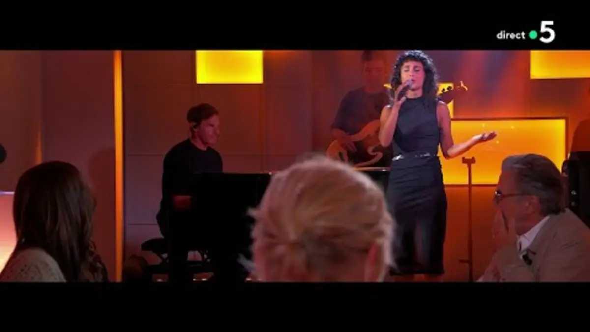 replay de Barbara Pravi interprète le titre “Qui j’étais” - Live - C à vous - 05/09/2024