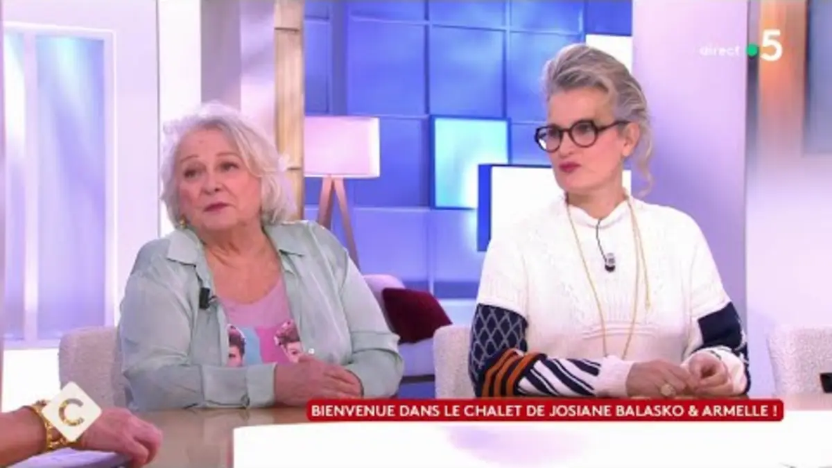 replay de Bienvenue dans le chalet de Josiane Balasko & Armelle ! - C à Vous - 27/11/2023