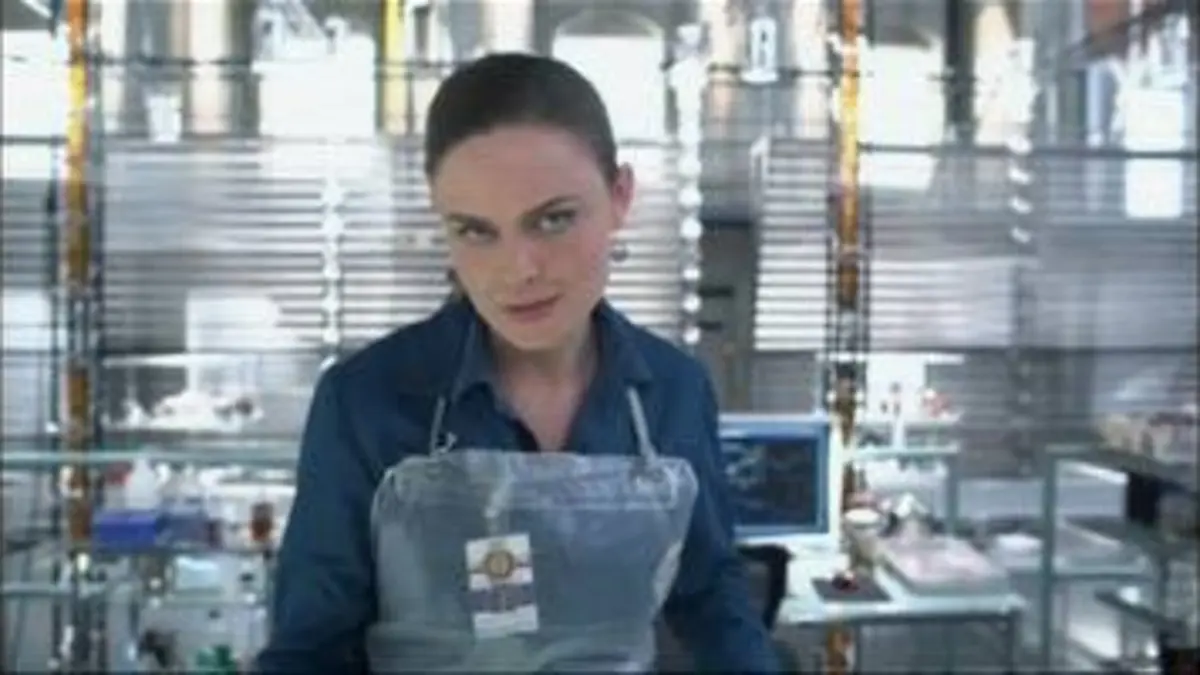 replay de Bones : Temperance Brennan (Emily Deschanel) découvre des diamants dans l'estomac de la victime - Saison 8 épisode 20
