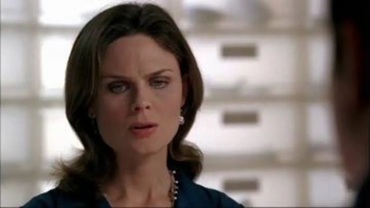 replay de Bones : Temperance Brennan (Emily Deschanel) et Zack Addy (Eric Millegan) découvre que la victime souffrait de vieillissement prématuré - Saison 2 épisode 21
