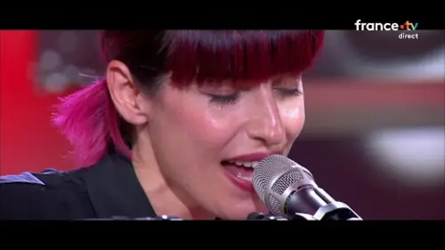 replay de “Butterfly” par Jennifer Ayache, du groupe Superbus