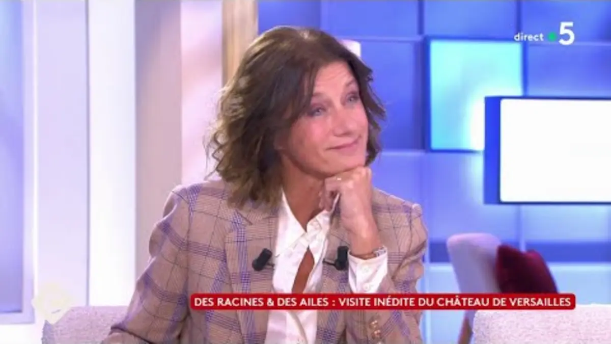 replay de Carole Gaessler, ici c’est Versailles ! - C à Vous - 06/12/2023