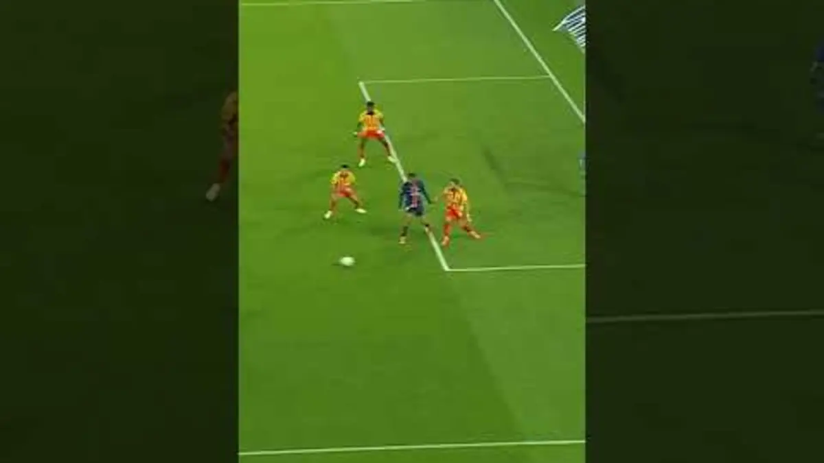 replay de Ce coup d'épaule de l'espace ? #ligue1 #ligue1mcdonalds #foot #soccer #hakimi #danso #marocco