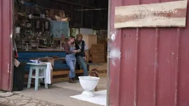 Ce couple d'artisans offre une seconde vie aux vieux meubles