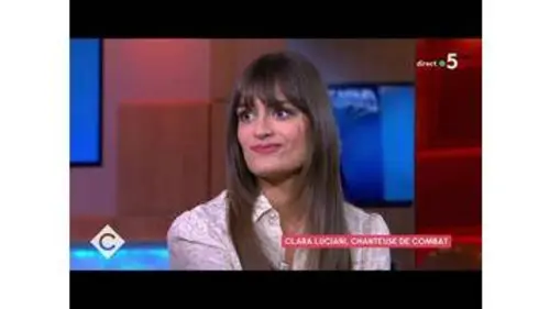 replay de Clara Luciani, chanteuse de combat - C à vous - 29/08/2022