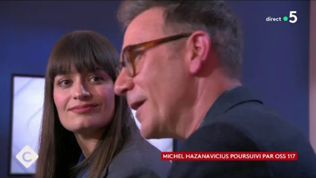 replay de Clara Luciani émue aux larmes au Papotin - C à Vous