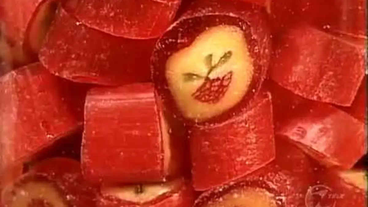 replay de Comment C'est Fait - S03E04(Barrières métalliques,Tuiles d'asphalte,Formes polystyrène,Bonbons)