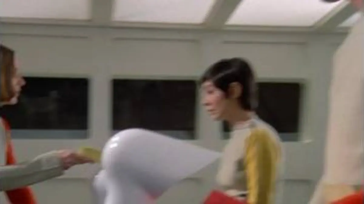 Cosmos 1999 : S1 E10 - Soleil noir