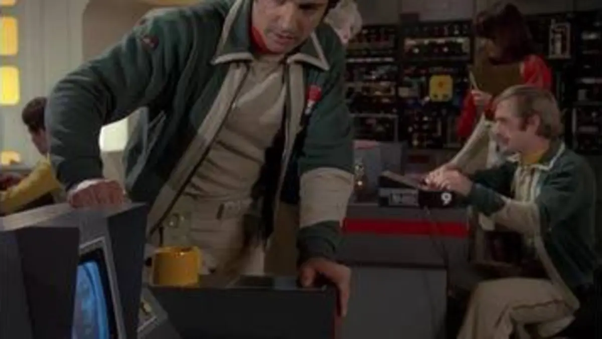 Cosmos 1999 : S2 E22 - Le spectre